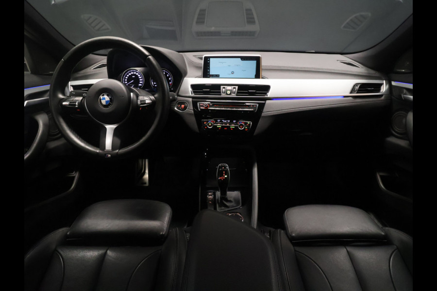 BMW X2 sDrive20i M Sport [TREKHAAK AFNEEMBAAR, MEMORY SEATS, APPLE CARPLAY, HARMAN/KARDON, HEAD-UP DISPLAY, SFEERVERLICHTING, PDC MET CAMERA, STOELVERWARMING, ELEKTRISCHE ACHTERKLEP, CRUISE CONTROL, NIEUWSTAAT]