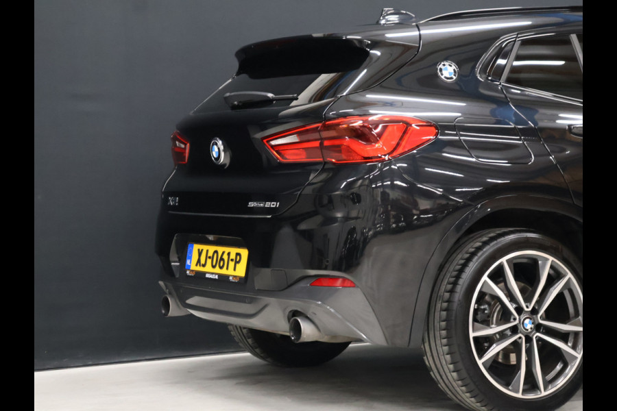 BMW X2 sDrive20i M Sport [TREKHAAK AFNEEMBAAR, MEMORY SEATS, APPLE CARPLAY, HARMAN/KARDON, HEAD-UP DISPLAY, SFEERVERLICHTING, PDC MET CAMERA, STOELVERWARMING, ELEKTRISCHE ACHTERKLEP, CRUISE CONTROL, NIEUWSTAAT]