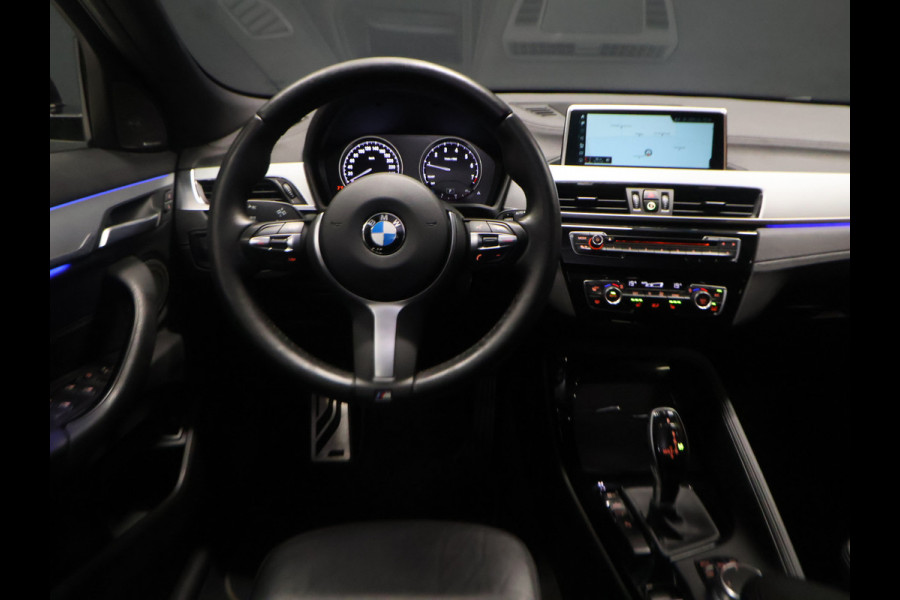 BMW X2 sDrive20i M Sport [TREKHAAK AFNEEMBAAR, MEMORY SEATS, APPLE CARPLAY, HARMAN/KARDON, HEAD-UP DISPLAY, SFEERVERLICHTING, PDC MET CAMERA, STOELVERWARMING, ELEKTRISCHE ACHTERKLEP, CRUISE CONTROL, NIEUWSTAAT]