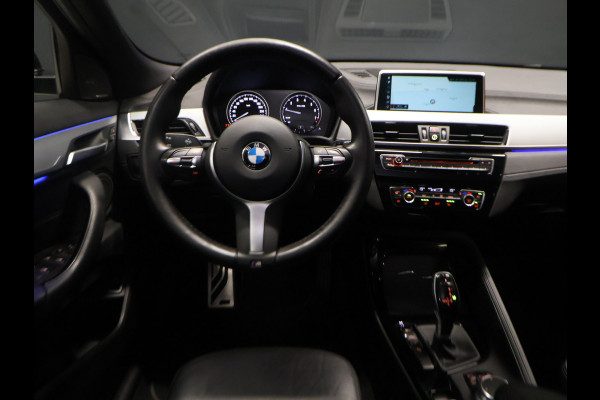 BMW X2 sDrive20i M Sport [TREKHAAK AFNEEMBAAR, MEMORY SEATS, APPLE CARPLAY, HARMAN/KARDON, HEAD-UP DISPLAY, SFEERVERLICHTING, PDC MET CAMERA, STOELVERWARMING, ELEKTRISCHE ACHTERKLEP, CRUISE CONTROL, NIEUWSTAAT]