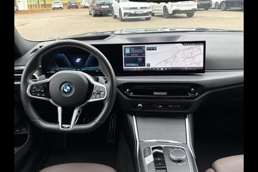 BMW 3 Serie Touring 330e M-SPORT ** ADAPT, LED, LEDER, HuD, MEM, ACC, TREKH, H&K SOUND, 19-inch LMV ** 1e EIG - BMW GAR. t/m 11-2029 ** ** INFORMEER OOK NAAR ONZE AANTREKKELIJKE FINANCIAL-LEASE TARIEVEN **