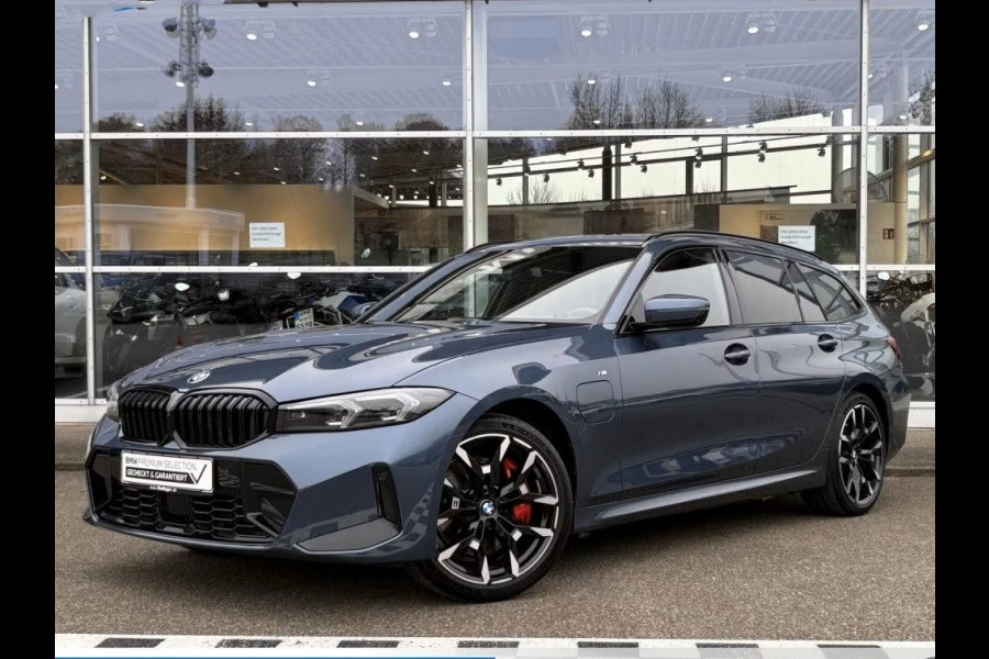 BMW 3 Serie Touring 330e M-SPORT ** ADAPT, LED, LEDER, HuD, MEM, ACC, TREKH, H&K SOUND, 19-inch LMV ** 1e EIG - BMW GAR. t/m 11-2029 ** ** INFORMEER OOK NAAR ONZE AANTREKKELIJKE FINANCIAL-LEASE TARIEVEN **