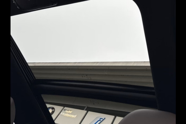 BMW 3 Serie Touring 330e M-SPORT ** ADAPT, LED, LEDER, HuD, MEM, ACC, TREKH, H&K SOUND, 19-inch LMV ** 1e EIG - BMW GAR. t/m 11-2029 ** ** INFORMEER OOK NAAR ONZE AANTREKKELIJKE FINANCIAL-LEASE TARIEVEN **