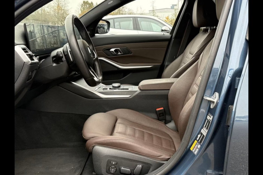 BMW 3 Serie Touring 330e M-SPORT ** ADAPT, LED, LEDER, HuD, MEM, ACC, TREKH, H&K SOUND, 19-inch LMV ** 1e EIG - BMW GAR. t/m 11-2029 ** ** INFORMEER OOK NAAR ONZE AANTREKKELIJKE FINANCIAL-LEASE TARIEVEN **