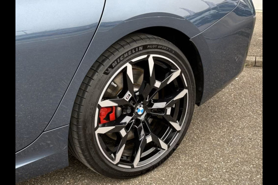 BMW 3 Serie Touring 330e M-SPORT ** ADAPT, LED, LEDER, HuD, MEM, ACC, TREKH, H&K SOUND, 19-inch LMV ** 1e EIG - BMW GAR. t/m 11-2029 ** ** INFORMEER OOK NAAR ONZE AANTREKKELIJKE FINANCIAL-LEASE TARIEVEN **
