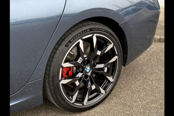 BMW 3 Serie Touring 330e M-SPORT ** ADAPT, LED, LEDER, HuD, MEM, ACC, TREKH, H&K SOUND, 19-inch LMV ** 1e EIG - BMW GAR. t/m 11-2029 ** ** INFORMEER OOK NAAR ONZE AANTREKKELIJKE FINANCIAL-LEASE TARIEVEN **