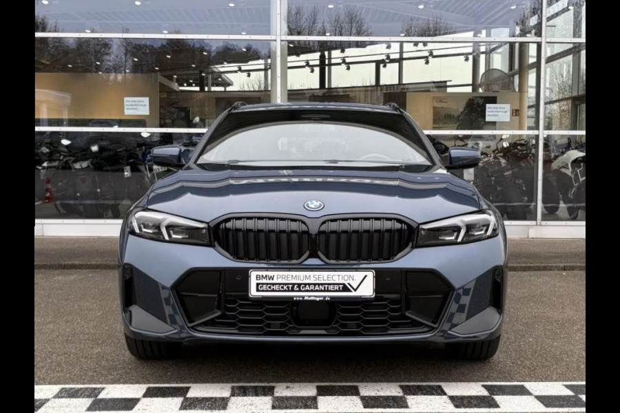 BMW 3 Serie Touring 330e M-SPORT ** ADAPT, LED, LEDER, HuD, MEM, ACC, TREKH, H&K SOUND, 19-inch LMV ** 1e EIG - BMW GAR. t/m 11-2029 ** ** INFORMEER OOK NAAR ONZE AANTREKKELIJKE FINANCIAL-LEASE TARIEVEN **