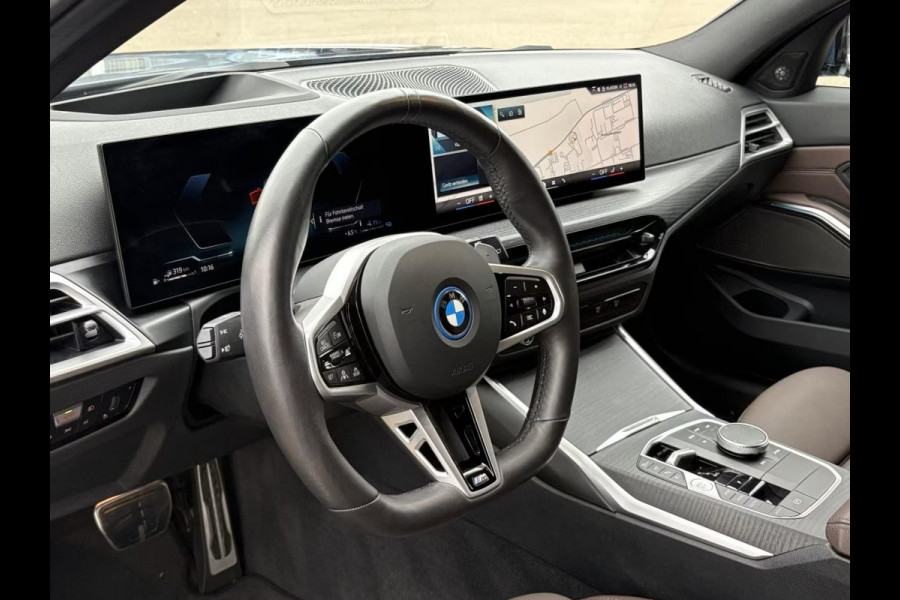 BMW 3 Serie Touring 330e M-SPORT ** ADAPT, LED, LEDER, HuD, MEM, ACC, TREKH, H&K SOUND, 19-inch LMV ** 1e EIG - BMW GAR. t/m 11-2029 ** ** INFORMEER OOK NAAR ONZE AANTREKKELIJKE FINANCIAL-LEASE TARIEVEN **