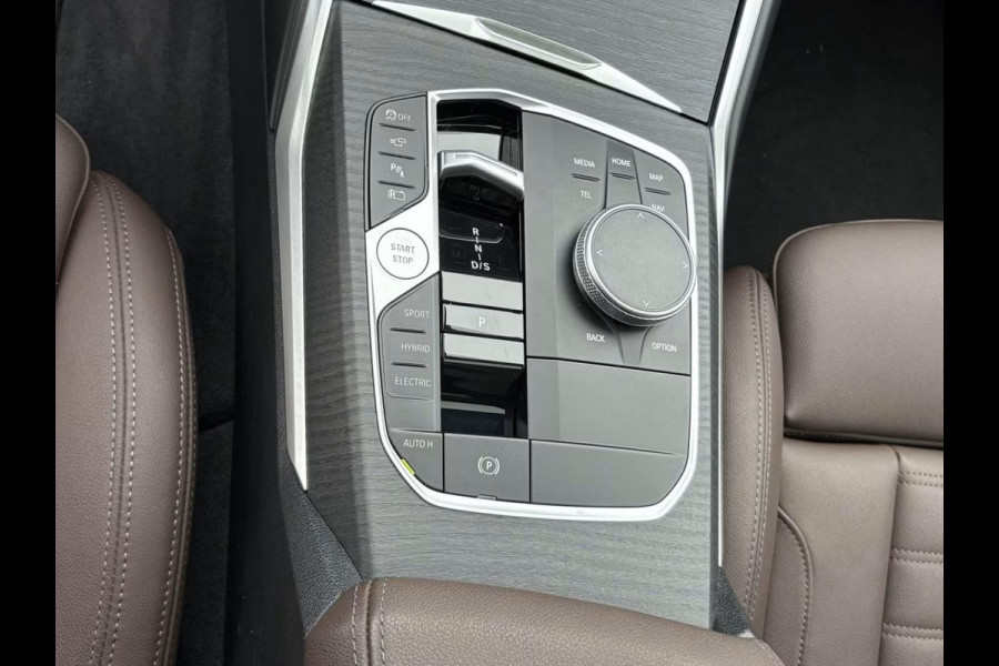 BMW 3 Serie Touring 330e M-SPORT ** ADAPT, LED, LEDER, HuD, MEM, ACC, TREKH, H&K SOUND, 19-inch LMV ** 1e EIG - BMW GAR. t/m 11-2029 ** ** INFORMEER OOK NAAR ONZE AANTREKKELIJKE FINANCIAL-LEASE TARIEVEN **