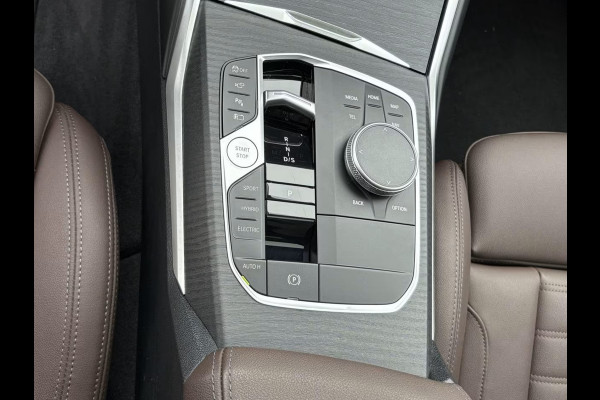 BMW 3 Serie Touring 330e M-SPORT ** ADAPT, LED, LEDER, HuD, MEM, ACC, TREKH, H&K SOUND, 19-inch LMV ** 1e EIG - BMW GAR. t/m 11-2029 ** ** INFORMEER OOK NAAR ONZE AANTREKKELIJKE FINANCIAL-LEASE TARIEVEN **