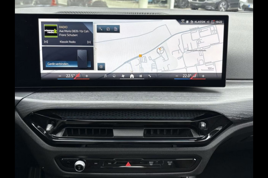 BMW 3 Serie Touring 330e M-SPORT ** ADAPT, LED, LEDER, HuD, MEM, ACC, TREKH, H&K SOUND, 19-inch LMV ** 1e EIG - BMW GAR. t/m 11-2029 ** ** INFORMEER OOK NAAR ONZE AANTREKKELIJKE FINANCIAL-LEASE TARIEVEN **