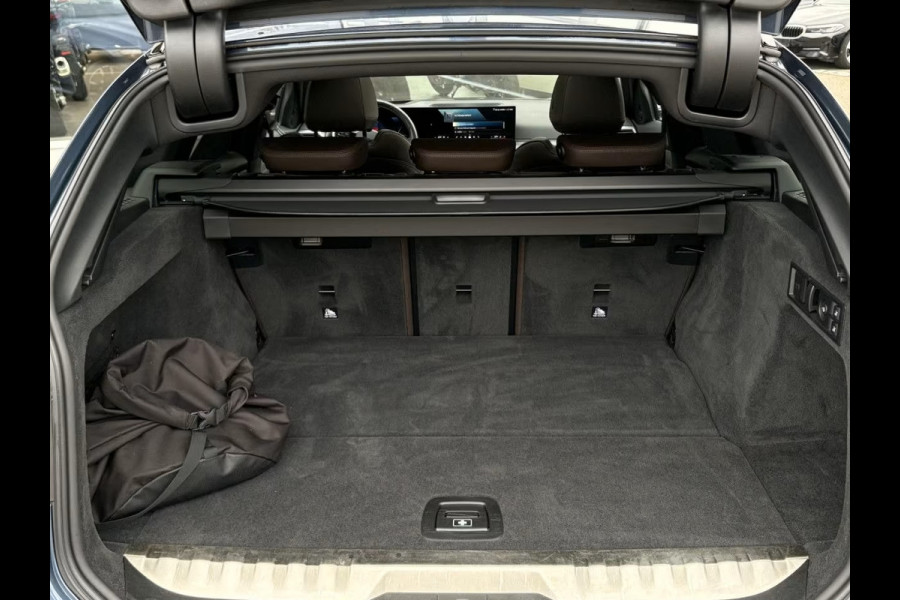 BMW 3 Serie Touring 330e M-SPORT ** ADAPT, LED, LEDER, HuD, MEM, ACC, TREKH, H&K SOUND, 19-inch LMV ** 1e EIG - BMW GAR. t/m 11-2029 ** ** INFORMEER OOK NAAR ONZE AANTREKKELIJKE FINANCIAL-LEASE TARIEVEN **