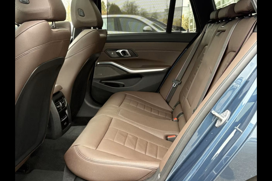 BMW 3 Serie Touring 330e M-SPORT ** ADAPT, LED, LEDER, HuD, MEM, ACC, TREKH, H&K SOUND, 19-inch LMV ** 1e EIG - BMW GAR. t/m 11-2029 ** ** INFORMEER OOK NAAR ONZE AANTREKKELIJKE FINANCIAL-LEASE TARIEVEN **