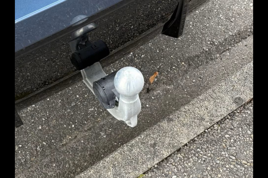 BMW 3 Serie Touring 330e M-SPORT ** ADAPT, LED, LEDER, HuD, MEM, ACC, TREKH, H&K SOUND, 19-inch LMV ** 1e EIG - BMW GAR. t/m 11-2029 ** ** INFORMEER OOK NAAR ONZE AANTREKKELIJKE FINANCIAL-LEASE TARIEVEN **