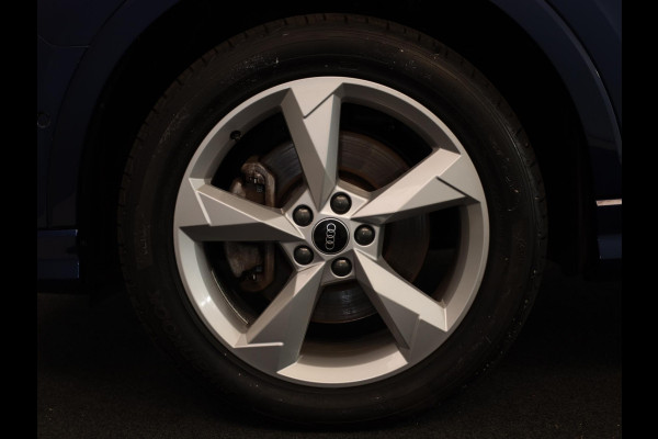 Audi Q3 45 TFSI e S edition 245 pk S-tronic | Navigatie | Parkeersensoren (Park assist) | Achteruitrijcamera | Adaptieve cruise control | Lederen bekleding | Elektr. voorstoelen | S-Line |