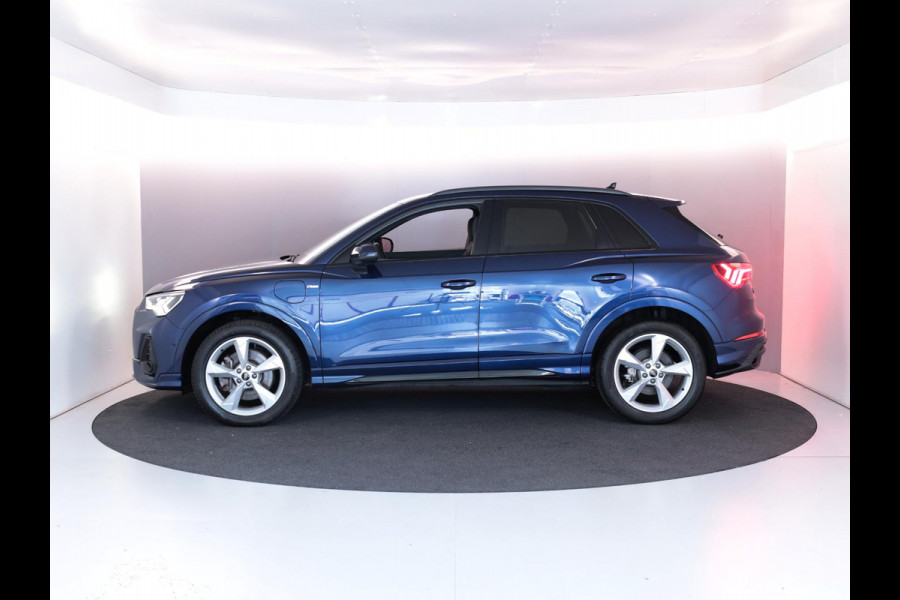 Audi Q3 45 TFSI e S edition 245 pk S-tronic | Navigatie | Parkeersensoren (Park assist) | Achteruitrijcamera | Adaptieve cruise control | Lederen bekleding | Elektr. voorstoelen | S-Line |