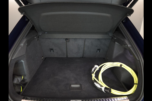 Audi Q3 45 TFSI e S edition 245 pk S-tronic | Navigatie | Parkeersensoren (Park assist) | Achteruitrijcamera | Adaptieve cruise control | Lederen bekleding | Elektr. voorstoelen | S-Line |