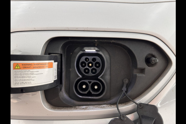 Kia e-Niro DynamicLine 64 kWh [ 3-Fase ] { SOH-100% } (INCL-BTW) Aut. *HEATPUMP | LEATHER-FABRIC | NAVI-FULLMAP | AMBIENT-LIGHT | DAB+ | ADAPTIVE-CRUISE | CAMERA | HEATED-COMFORTSEATS | KEYLESS | DIGI-COCKPIT | SHIFT-PADDLES | CARPLAY | 17"ALU*