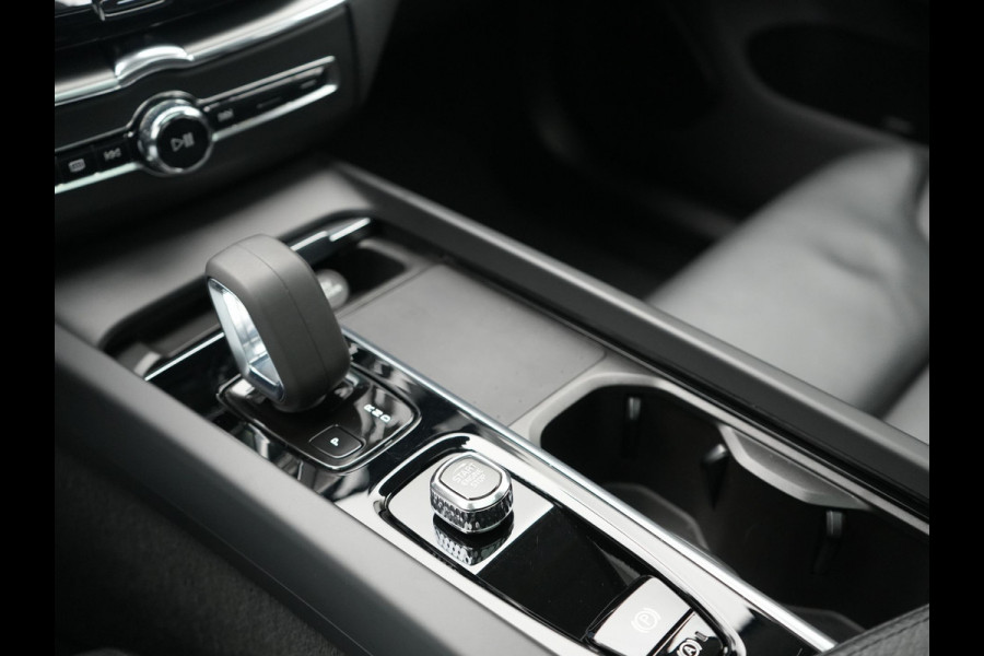 Volvo XC60 T8 AWD Inscription Plug In Hybrid 391pk Dealer O.H. PHEV | Trekhaak Af Fabriek | Luchtvering | Head Up | Adaptive Cruise | 360 Camera | Harman&Kardon | Lederen Sportstoelen Memory & Verwarmd | Google Assistent | App