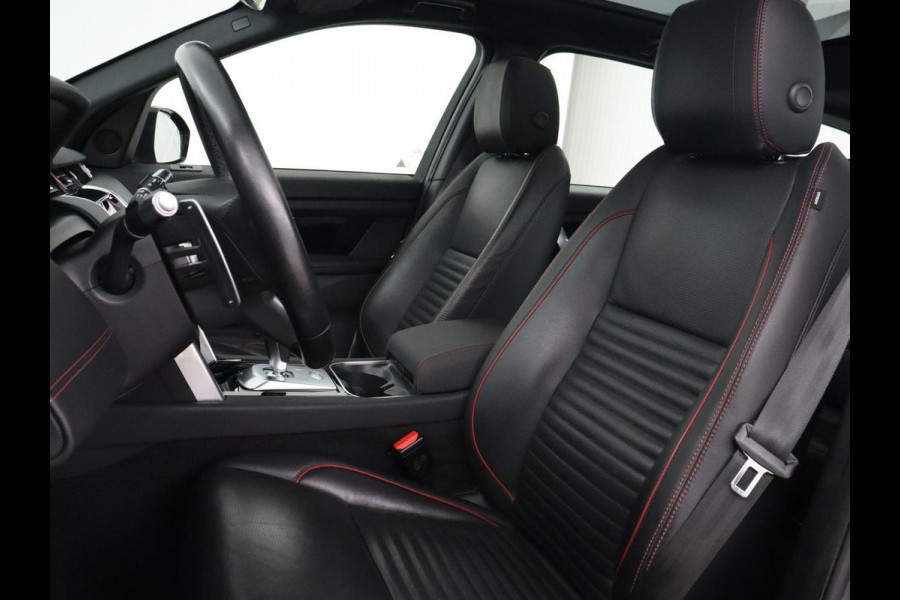 Land Rover Discovery Sport P300e 1.5 R-Dynamic SE | Panoramadak | Leder | Trekhaak | 360 Camera | Stoelverwarming | Carplay | Full LED | Stuurverwarming | Navigatie | PHEV | Plug In