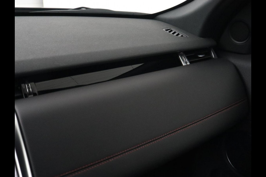 Land Rover Discovery Sport P300e 1.5 R-Dynamic SE | Panoramadak | Leder | Trekhaak | 360 Camera | Stoelverwarming | Carplay | Full LED | Stuurverwarming | Navigatie | PHEV | Plug In