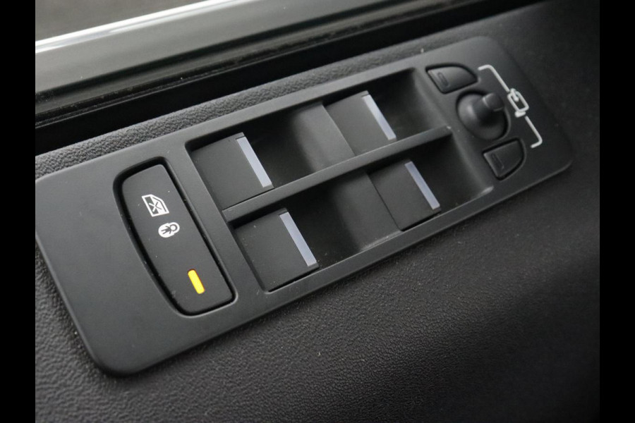 Land Rover Discovery Sport P300e 1.5 R-Dynamic SE | Panoramadak | Leder | Trekhaak | 360 Camera | Stoelverwarming | Carplay | Full LED | Stuurverwarming | Navigatie | PHEV | Plug In