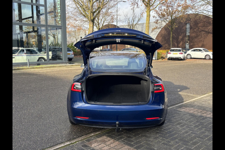 Tesla Model 3 Long Range AWD 75 kWh AFNEEMBARE TREKHAAK | 750KG TREKGEWICHT | ORIGNEEL NL AUTO | RIJKLAAR MET 12 MND BOVAG GARANTIE |