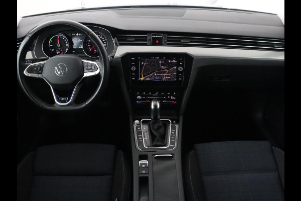 Volkswagen Passat 1.4 TSI PHEV GTE | Trekhaak | Stoelverwarming | Massage | Camera | Carplay | Adaptive cruise | Side Assist | Matrix LED | Navigatie | Parkeerhulp | Plug In
