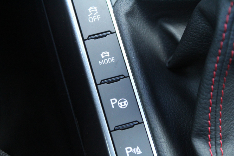 Volkswagen Polo 2.0 TSI 207pk GTI DSG7 Panoramadak Clima Cruise Navi Camera Carplay Dig. Cockpit 18"LMV Stoelverwarming