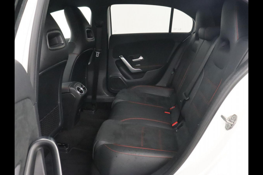 Mercedes-Benz A-Klasse 250e AMG Limited | Stoelverwarming | Widescreen | Sfeerverlichting | Camera | Navigatie | Leder/Alcantara | Park Assist | Sportstoelen | Full LED | Climate control | PHEV | Plug In