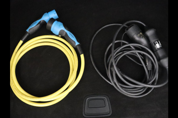 Mercedes-Benz A-Klasse 250e AMG Limited | Stoelverwarming | Widescreen | Sfeerverlichting | Camera | Navigatie | Leder/Alcantara | Park Assist | Sportstoelen | Full LED | Climate control | PHEV | Plug In