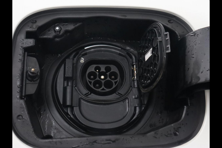 Mercedes-Benz A-Klasse 250e AMG Limited | Stoelverwarming | Widescreen | Sfeerverlichting | Camera | Navigatie | Leder/Alcantara | Park Assist | Sportstoelen | Full LED | Climate control | PHEV | Plug In