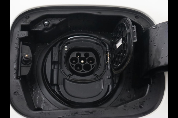 Mercedes-Benz A-Klasse 250e AMG Limited | Stoelverwarming | Widescreen | Sfeerverlichting | Camera | Navigatie | Leder/Alcantara | Park Assist | Sportstoelen | Full LED | Climate control | PHEV | Plug In