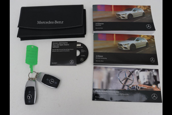 Mercedes-Benz A-Klasse 250e AMG Limited | Stoelverwarming | Widescreen | Sfeerverlichting | Camera | Navigatie | Leder/Alcantara | Park Assist | Sportstoelen | Full LED | Climate control | PHEV | Plug In