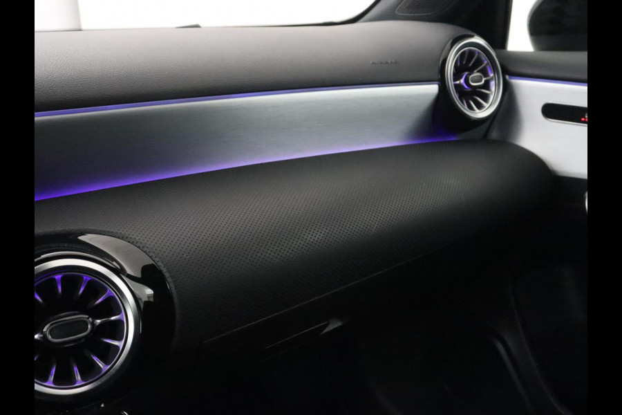 Mercedes-Benz A-Klasse 250e AMG Limited | Stoelverwarming | Widescreen | Sfeerverlichting | Camera | Navigatie | Leder/Alcantara | Park Assist | Sportstoelen | Full LED | Climate control | PHEV | Plug In