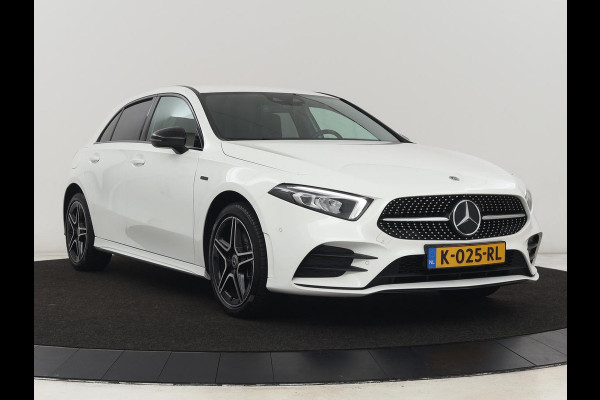 Mercedes-Benz A-Klasse 250e AMG Limited | Stoelverwarming | Widescreen | Sfeerverlichting | Camera | Navigatie | Leder/Alcantara | Park Assist | Sportstoelen | Full LED | Climate control | PHEV | Plug In