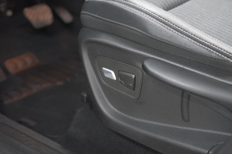 Renault Scénic TCe 140 EDC Bose | Trekhaak | Camera | Stoelverwarming | Adaptieve Cruise Control | Dodehoekdetectie