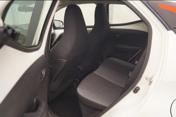 Toyota Aygo 1.0 VVT-i X-Play Automaat -AIRCO-LED-CAM-CARPLAY-