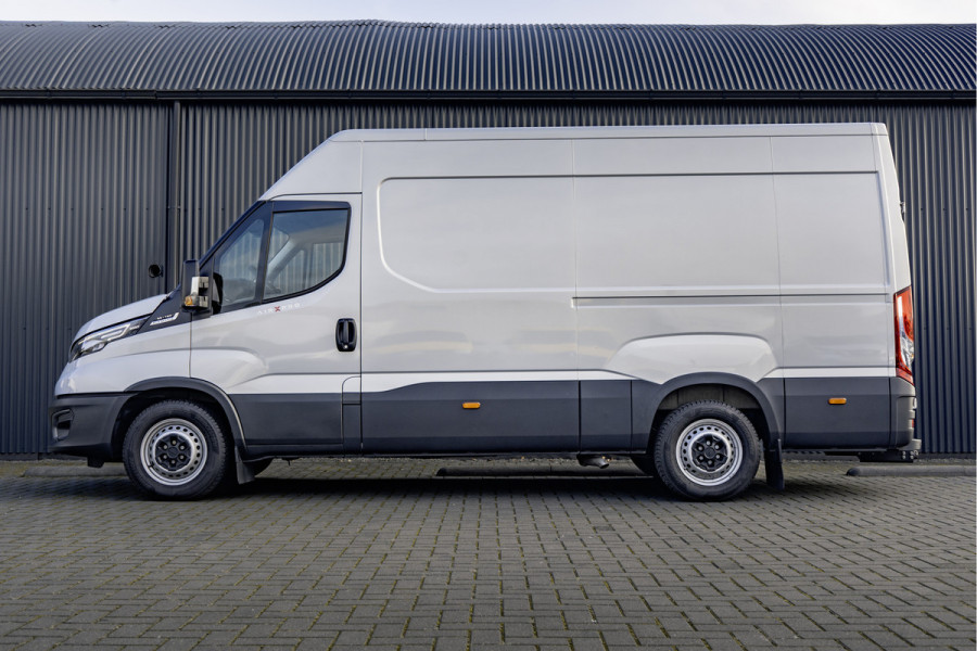 Iveco Daily 35S16V L2H2 | Automaat | Air-Pro Editie | Luchtvering | LED | Camera | Navi | PDC | 3.5T Trekgewicht | Oprijplaat | Cruise | Eur