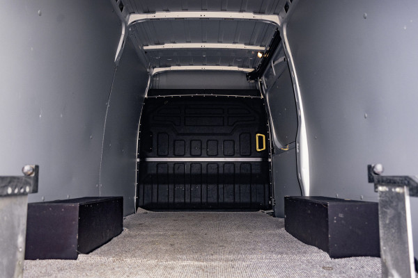 Iveco Daily 35S16V L2H2 | Automaat | Air-Pro Editie | Luchtvering | LED | Camera | Navi | PDC | 3.5T Trekgewicht | Oprijplaat | Cruise | Eur