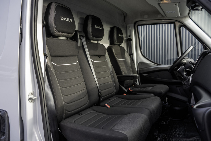 Iveco Daily 35S16V L2H2 | Automaat | Air-Pro Editie | Luchtvering | LED | Camera | Navi | PDC | 3.5T Trekgewicht | Oprijplaat | Cruise | Eur