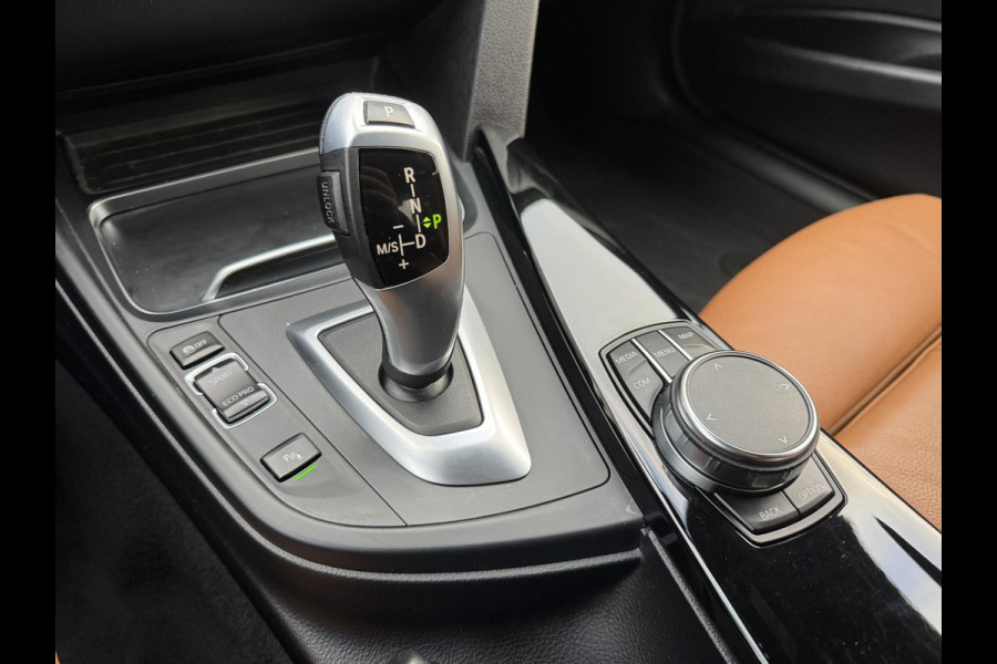 BMW 3-serie 320i Corporate Lease High Executive | Navigatie | Privacy Glass | Lichtmetalen Velgen | Climate Control | Xenon |