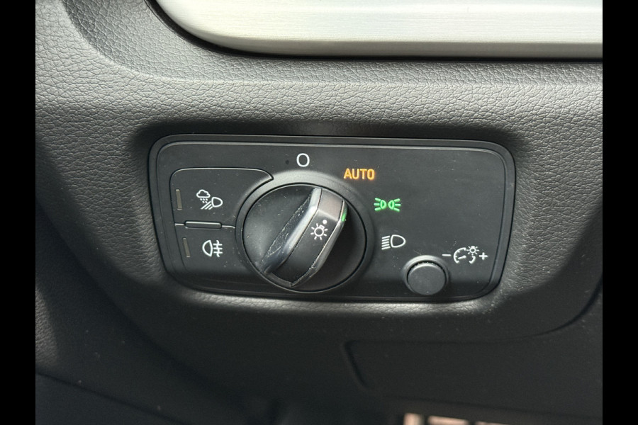 Audi A3 Limousine 35 TFSI CoD Sport S Line Edition | S-Line | Panoramadak | Draadloze telefoonlader .