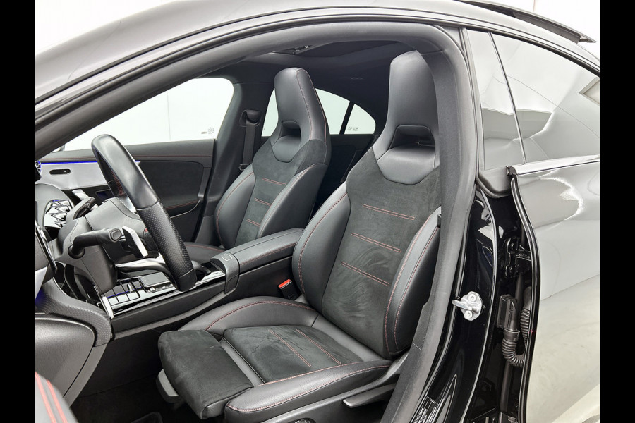 Mercedes-Benz CLA-Klasse 180 Business Solution AMG Panoramadak | Lichtmetalen velgen 5 spaaks |BMUX wide screen\ Naviagtie | parking support met camera achter | Inclusief 24 maanden MB Certified garantie voor Europa.