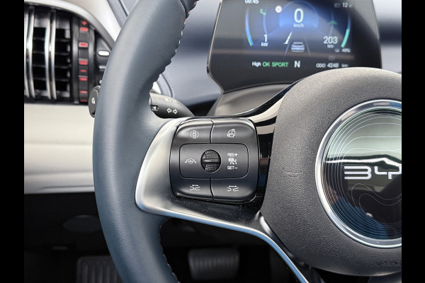 BYD ATTO 3 60kWh Design SOH 98% Pano-dak Leer+Elektr.Verst. Warmtepomp Adaptieve Cruise 360°Camera Apple Carplay Android Auto Elektr.Achter Verkeersbord detectie WiFi DAB Led Rijstrooksensor Keyless Smartphone Entry Fabrieksgarantie tot 12-12-2030/150.000km Garantie. Op de LFP Accu tot 12-12-2030/200.000km €44.000,- Nieuw!