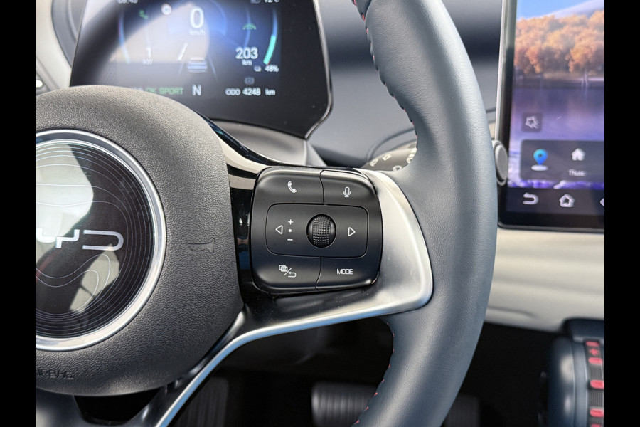 BYD ATTO 3 60kWh Design SOH 98% Pano-dak Leer+Elektr.Verst. Warmtepomp Adaptieve Cruise 360°Camera Apple Carplay Android Auto Elektr.Achter Verkeersbord detectie WiFi DAB Led Rijstrooksensor Keyless Smartphone Entry Fabrieksgarantie tot 12-12-2030/150.000km Garantie. Op de LFP Accu tot 12-12-2030/200.000km €44.000,- Nieuw!