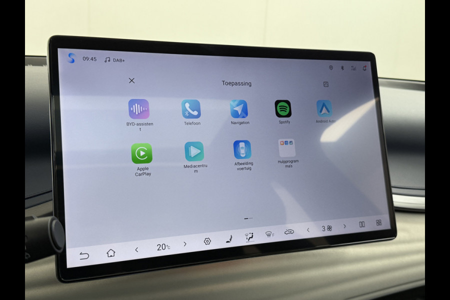 BYD ATTO 3 60kWh Design SOH 98% Pano-dak Leer+Elektr.Verst. Warmtepomp Adaptieve Cruise 360°Camera Apple Carplay Android Auto Elektr.Achter Verkeersbord detectie WiFi DAB Led Rijstrooksensor Keyless Smartphone Entry Fabrieksgarantie tot 12-12-2030/150.000km Garantie. Op de LFP Accu tot 12-12-2030/200.000km €44.000,- Nieuw!
