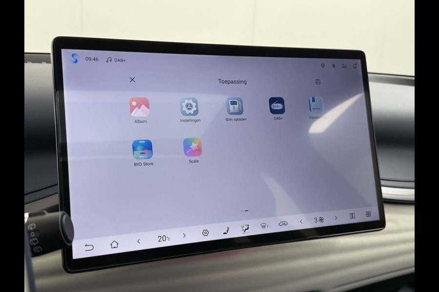 BYD ATTO 3 60kWh Design SOH 98% Pano-dak Leer+Elektr.Verst. Warmtepomp Adaptieve Cruise 360°Camera Apple Carplay Android Auto Elektr.Achter Verkeersbord detectie WiFi DAB Led Rijstrooksensor Keyless Smartphone Entry Fabrieksgarantie tot 12-12-2030/150.000km Garantie. Op de LFP Accu tot 12-12-2030/200.000km €44.000,- Nieuw!