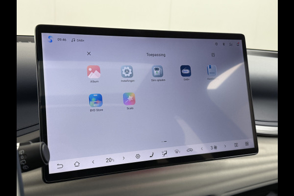 BYD ATTO 3 60kWh Design SOH 98% Pano-dak Leer+Elektr.Verst. Warmtepomp Adaptieve Cruise 360°Camera Apple Carplay Android Auto Elektr.Achter Verkeersbord detectie WiFi DAB Led Rijstrooksensor Keyless Smartphone Entry Fabrieksgarantie tot 12-12-2030/150.000km Garantie. Op de LFP Accu tot 12-12-2030/200.000km €44.000,- Nieuw!