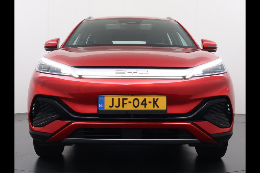 BYD ATTO 3 60kWh Design SOH 98% Pano-dak Leer+Elektr.Verst. Warmtepomp Adaptieve Cruise 360°Camera Apple Carplay Android Auto Elektr.Achter Verkeersbord detectie WiFi DAB Led Rijstrooksensor Keyless Smartphone Entry Fabrieksgarantie tot 12-12-2030/150.000km Garantie. Op de LFP Accu tot 12-12-2030/200.000km €44.000,- Nieuw!
